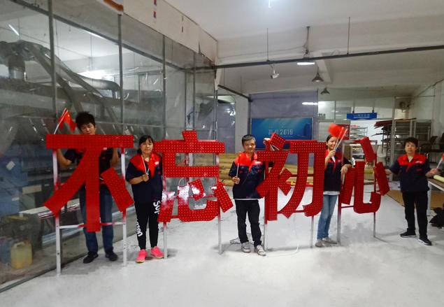 百米高樓頂上的發(fā)光字是如何裝配上去的—兩千一天的做事有多危險(xiǎn)3