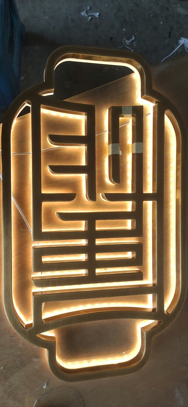 懸空背發(fā)光字