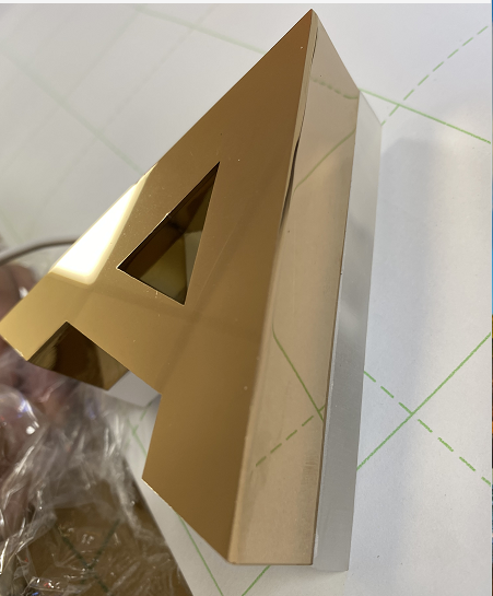 中高等的餐飲店招選擇什么樣的材質(zhì)做發(fā)光字成果比較好？