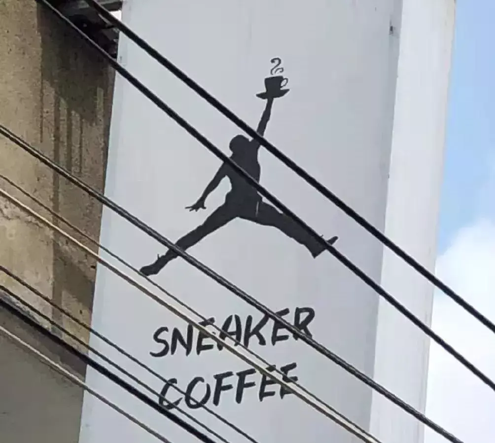 中國路邊的跨街廣告牌，我能笑一年4