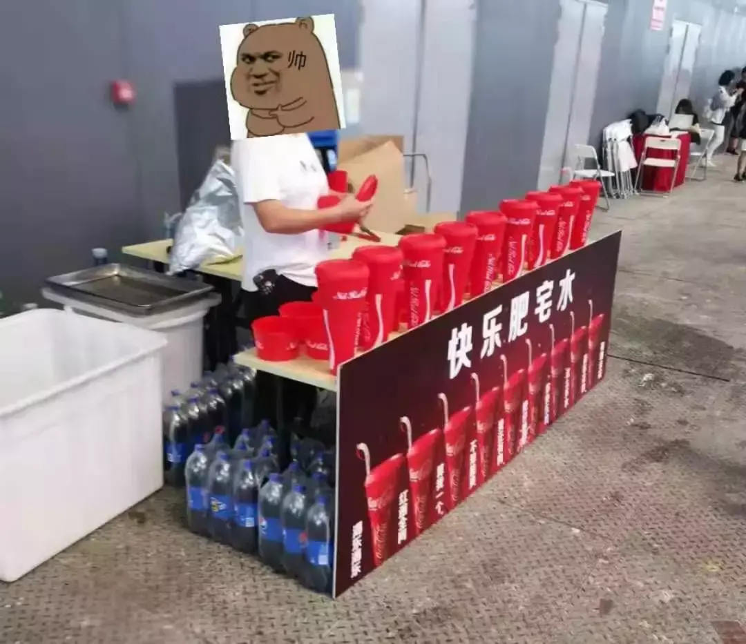 中國路邊的跨街廣告牌，我能笑一年27