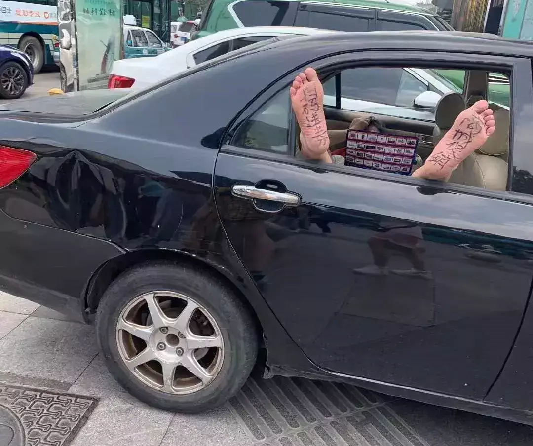 中國路邊的跨街廣告牌，我能笑一年29