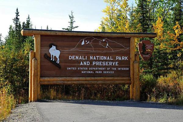 “旅游化”的標志系統(tǒng)，讓標識牌作為景區(qū)里的獨特景物3